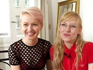 La Blonde Vicky Donne À Natalia Sa Première Expérience De Bondage