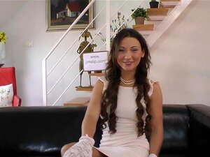 Une mignonne européenne se masturbe. Une mignonne en lingerie