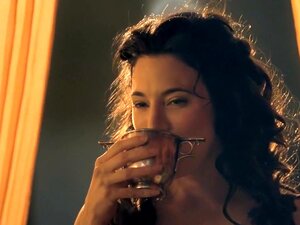 Spartacus Gods of the Arena E03 Paterfamilias Lucy Lawless et Jaime