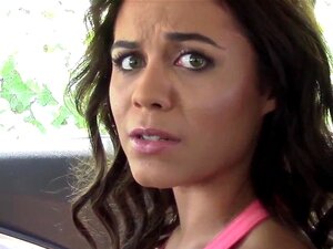 Vraie mignonne se fait éjaculer sur le visage en POV. Une bite suce