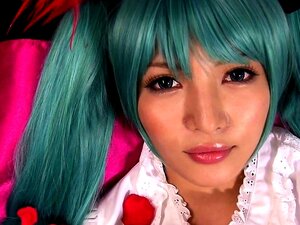 Un téton cosplay se fait remplir de sperme dans une chatte poilue