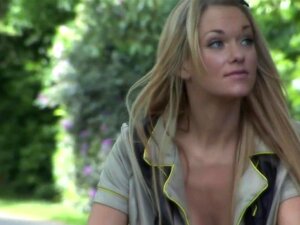 Star du porno exotique dans une scène de sexe fabuleuse en blonde et
