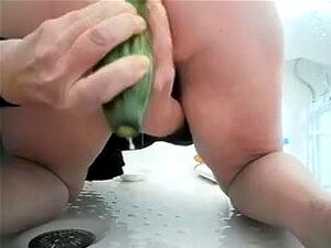 Plongez dans le plaisir en solitaire avec une surprise juteuse.