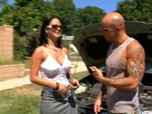 La nana chaude Angelina Valentine a de beaux seins
