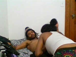 La webcam attrape une pipe sensuelle et lente par la chaude