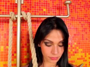Une nana trans percée joue avec son cul serré