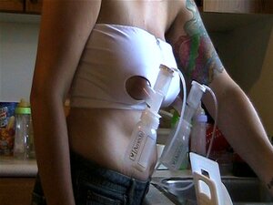 Maman laiteuse en soutien-gorge pigeonnant