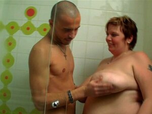 Grosse femme chevauche une bite sous la douche