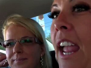 Des MILFs bisexuelles font un plan à quatre avec une bite raide