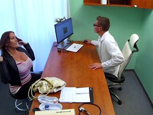 La nana de FakeHospital veut la semence du docteur partout sur ses