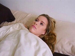 Lilly Ford attrape et suce la grosse bite de son demi-frère jusqu'au