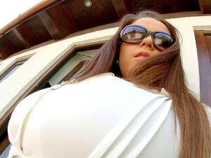 Une jeune de 18 ans avec de gros seins naturels se fait baiser les