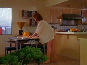 Julianne Moore bare - Short Cuts 1993