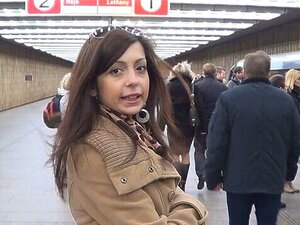 Une mignonne brune naturelle et séduisante suce une bite dure