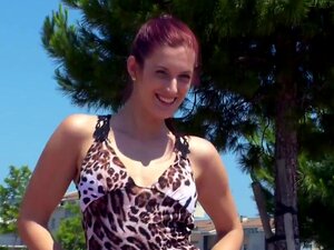 Mira dans Sex In Public Attire Une Foule !, Son Nom dit tout. Mira en