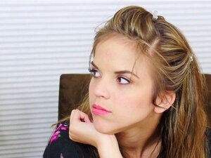 La mignonne perverse reçoit une éjaculation faciale. La mignonne