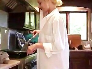 La copine blonde se masturbe, suce et baise dans la cuisine