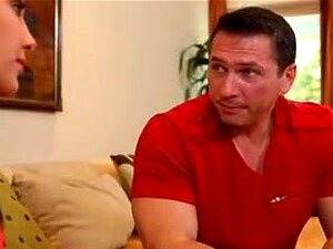 Une brune au cul serré se fait baiser et reçoit une éjaculation
