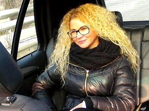 La beauté tchèque FakeTaxi suce et prend une grosse bite