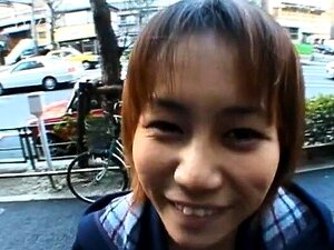 Une magnifique femme asiatique chevauche une bite comme une déesse à