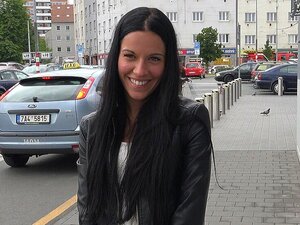 La beauté avec un concombre dans le cul