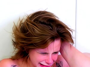 Soumise mignonne qui pleure en anal