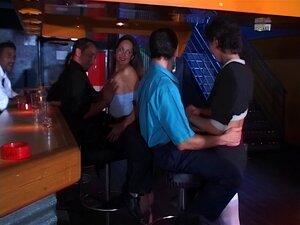 Orgie française dans un club échangiste