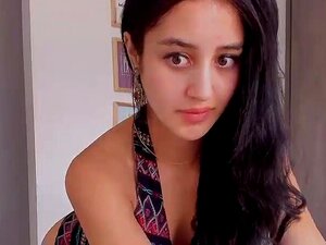 fille se masturbe jusqu'à l'orgasme sur la plage,