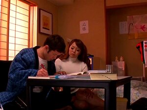 La plantureuse Hitomi Tanaka reçoit une éjaculation crémeuse