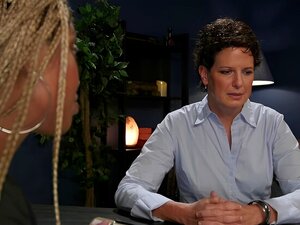 Ouvre-toi pour Lotus : Une cougar affamée de sexe se balance pour du