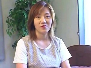 MILF asiatique enceinte à gros seins nue en gros plan. MILF asiatique
