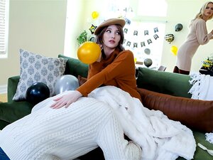 Beau-père frotte le clitoris de sa belle-fille sous une couverture